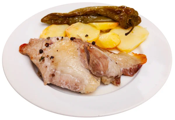 Varkenssteak met gebakken aardappel en peper — Stockfoto