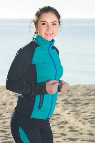 Ładna kobieta biegająca po plaży. — Zdjęcie stockowe