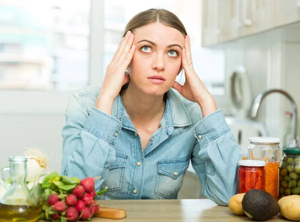 Verontrustende vrouw zit thuis keuken — Stockfoto