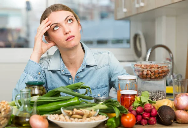 Depressieve huisvrouw zit in de keuken — Stockfoto