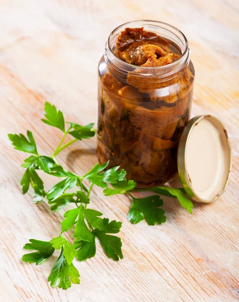 Ingelegde rode dennenpaddenstoelen in open pot met peterselie — Stockfoto