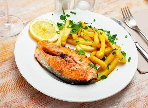 Gegrilde zalmfilet met garnering van gebakken aardappelen — Stockfoto