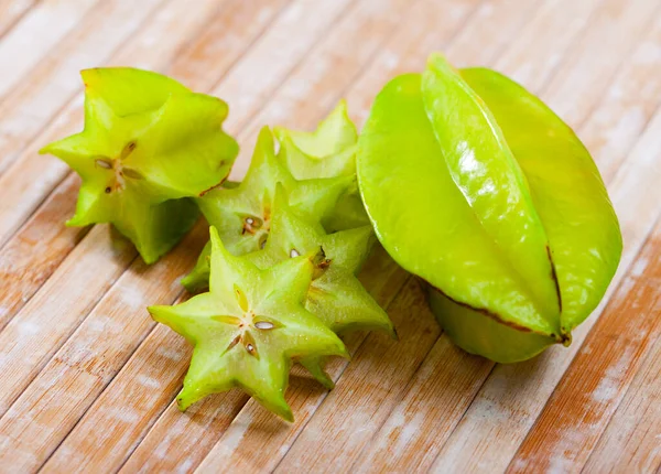 Schneiden Sie frische saftige Kanonenfrüchte auf hölzernem Hintergrund — Stockfoto