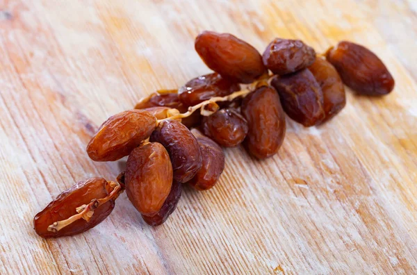 Fechas frescas sobre fondo de madera, merienda saludable — Foto de Stock