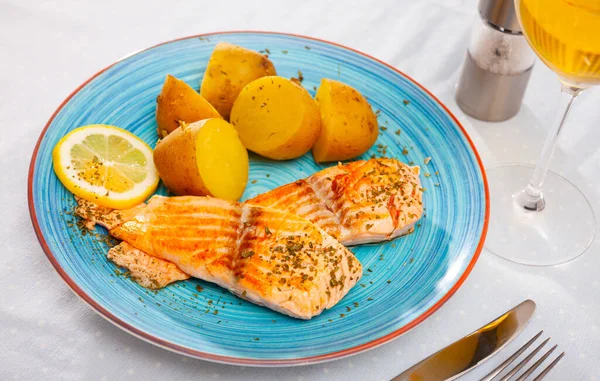 Filete de salmón frito con patatas hervidas en pieles — Foto de Stock