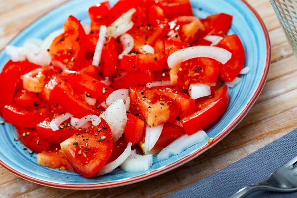 Vegetarischer Tomatensalat mit Zwiebeln und Olivenöl — Stockfoto