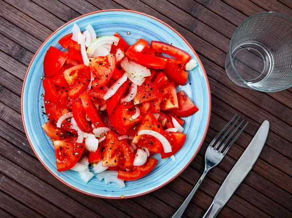 Salada fresca com tomate e cebola picada — Fotografia de Stock