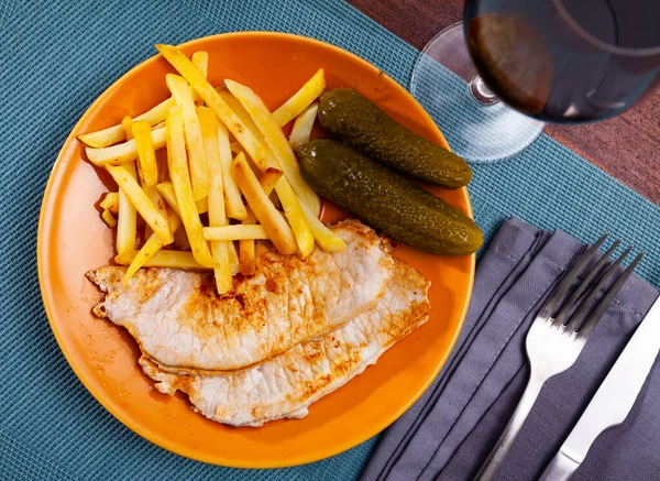 Close up of pork loin with potato and pickle at plate — Stock Photo, Image