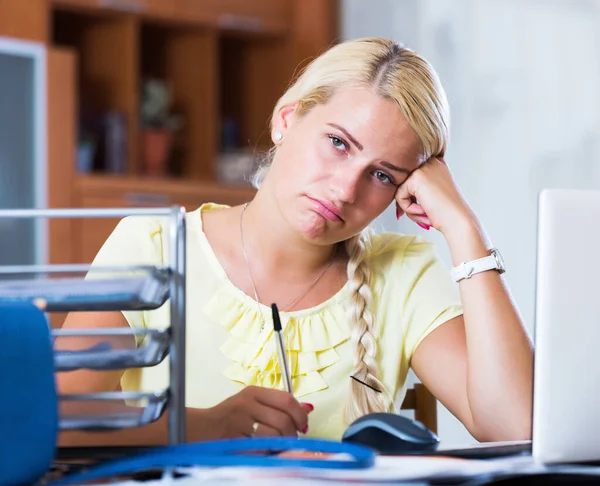 Mujer cansada sentada en el escritorio — Foto de Stock