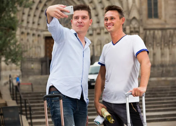 Turisti maschi fare selfie — Foto Stock