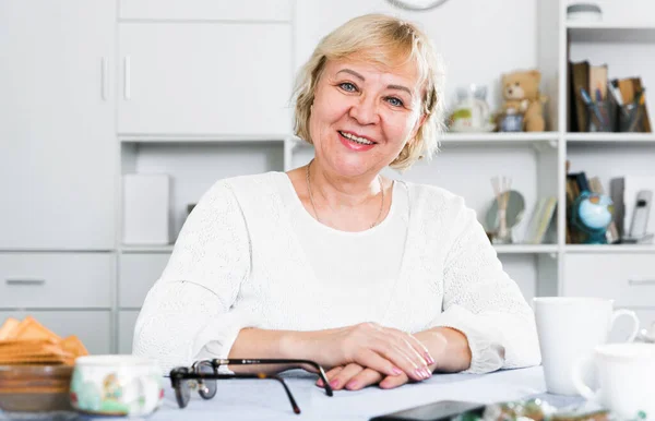 Mature woman at home — Stock Photo, Image