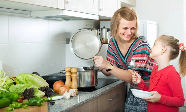 Bambina e madre a casa cucina. — Foto Stock