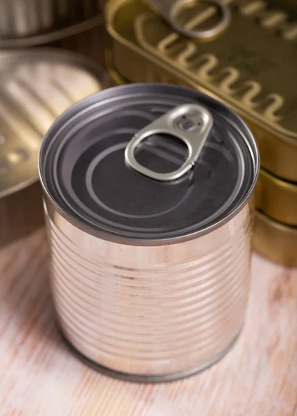 Golden and silver tin cans — Stock Photo, Image