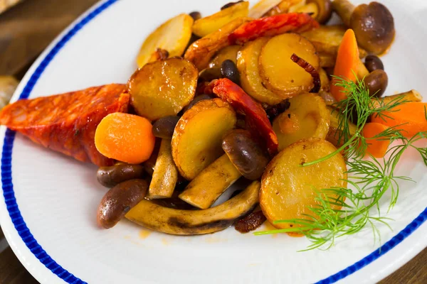 Patata española frita con champiñones y chorizo de salchicha — Foto de Stock