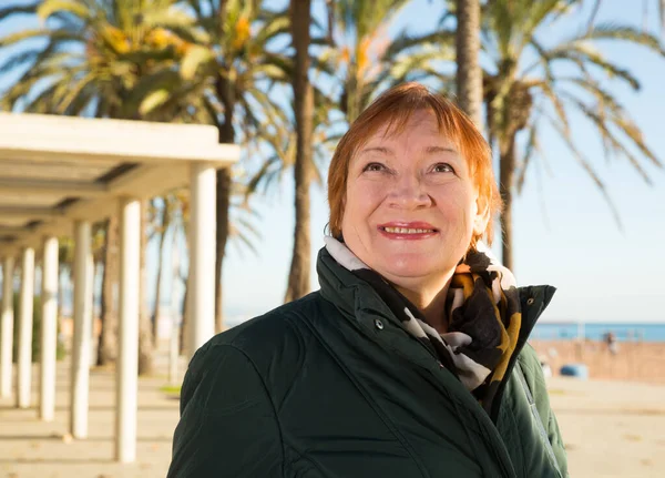 Donna sul lungomare della città — Foto Stock