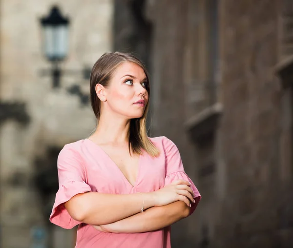 バルセロナの建築の間の通りに立つ若い女性 — ストック写真