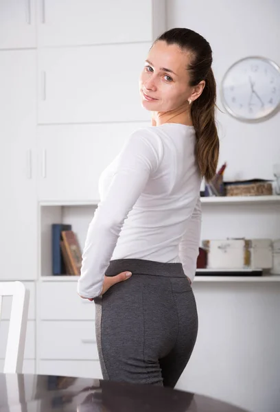 Deportiva chica está de pie y posando en casa —  Fotos de Stock