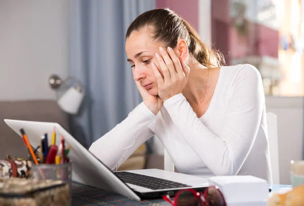 Müde Frau arbeitet zu Hause mit Laptop — Stockfoto