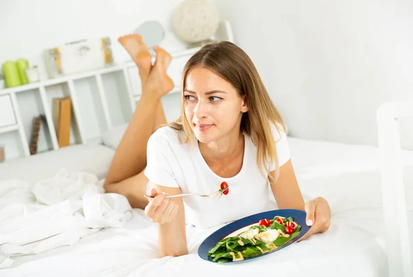 Девочка здорового завтрака в постели — стоковое фото