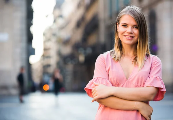 Närbild av ung kvinna i klänning står utomhus i Barcelona — Stockfoto