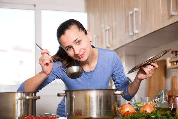 Casalinga degustazione zuppa in cucina — Foto Stock