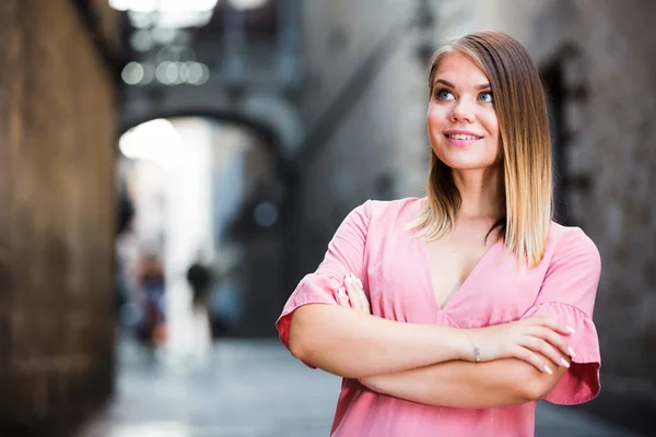 Flicka promenader i Barcelona gator — Stockfoto