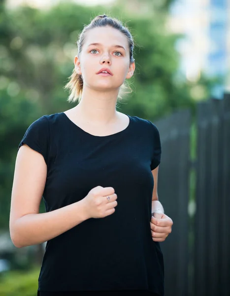 Mujer joven corriendo por las calles de la ciudad —  Fotos de Stock