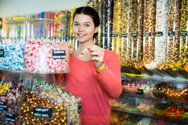 Ragazza che compra caramelle al negozio — Foto Stock