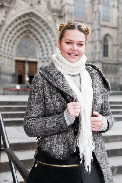 Ragazza positiva adolescente in città in sciarpa — Foto Stock