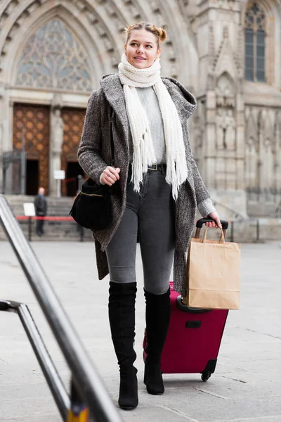 Menina adolescente com bagagem ao ar livre — Fotografia de Stock