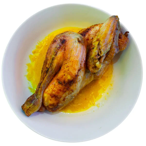 Запечённая курица с соусом. Швейцарская кухня — стоковое фото