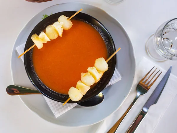 Zuppa di pomodoro gazpacho spagnolo con fette di melone sugli spiedini — Foto Stock