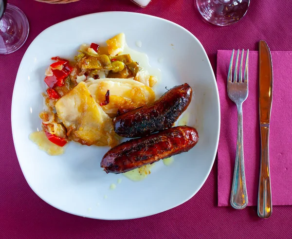 Salsichas crioulas grelhadas suculentas servidas com legumes e batatas — Fotografia de Stock