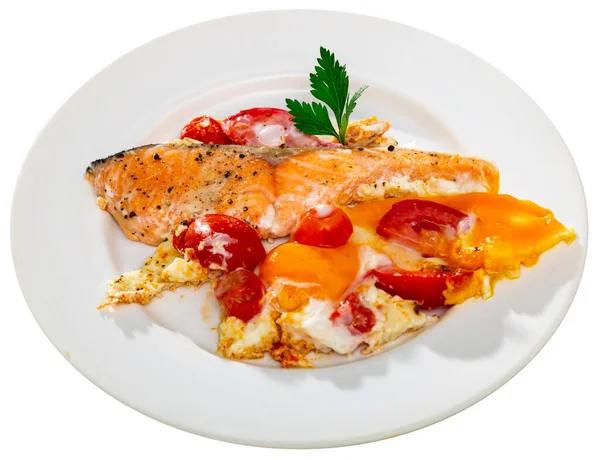 Gustose uova strapazzate con salmone e pomodori a piatto — Foto Stock