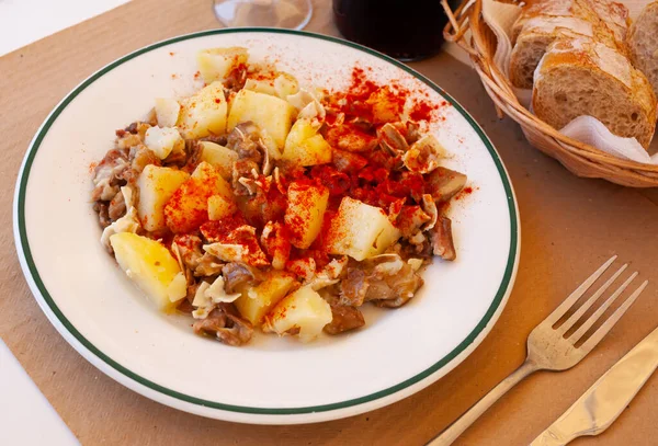 Prato galego de porco cozido orelha com pimenta vermelha e batatas — Fotografia de Stock