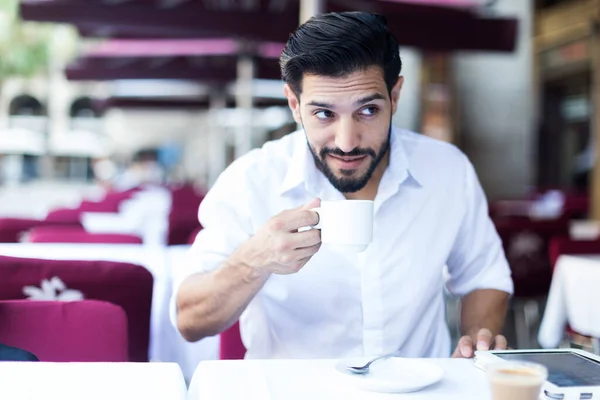 Νεαρός αναπαύεται στην καλοκαιρινή βεράντα καφέ — Φωτογραφία Αρχείου