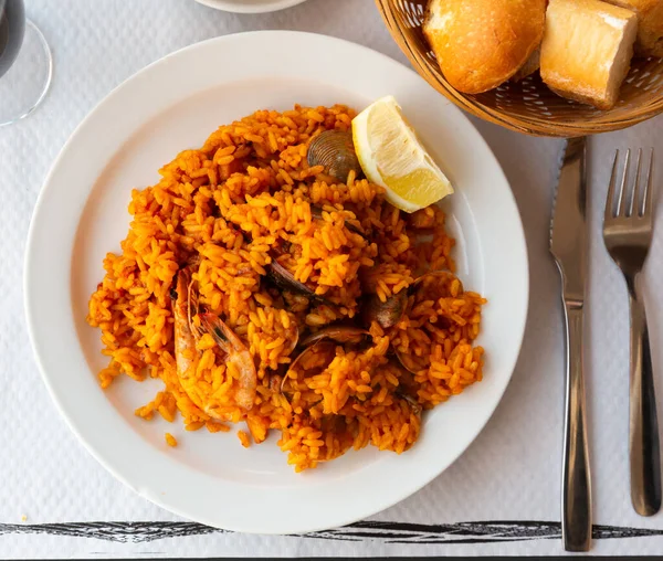 Paella de mariscos con limón —  Fotos de Stock