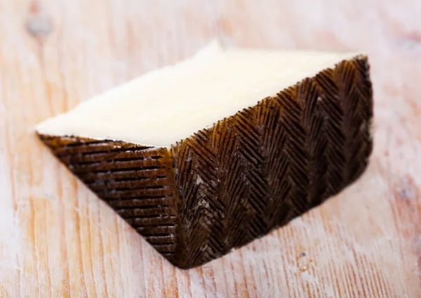 Egy darab spanyol kemény sajt Anejo juhtejből — Stock Fotó