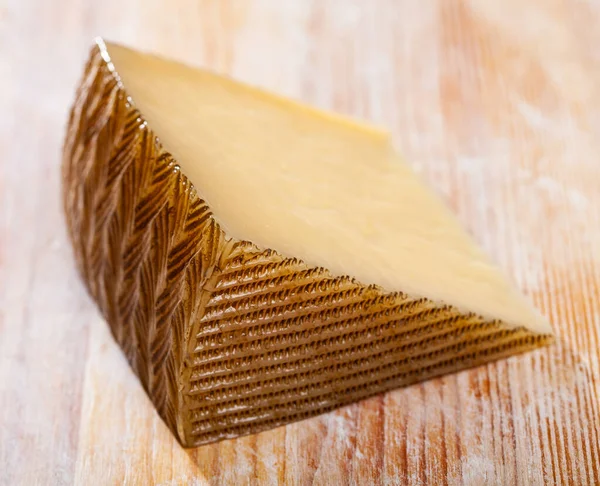 Sabroso queso de oveja español Manchego en la superficie de madera — Foto de Stock