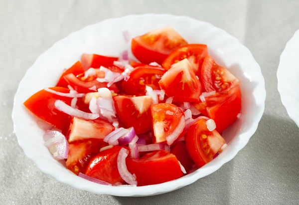 Vegetarischer Salat mit Tomaten, Zwiebeln, Gemüse und Olivenöl — Stockfoto