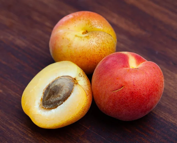 Verse rijpe abrikozen op houten tafel — Stockfoto