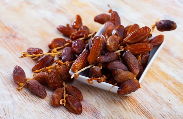 Fechas frescas sobre fondo de madera, merienda saludable — Foto de Stock