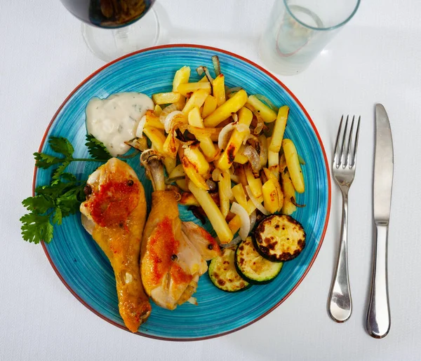 Gambe di pollo con patate fritte e zucchine — Foto Stock