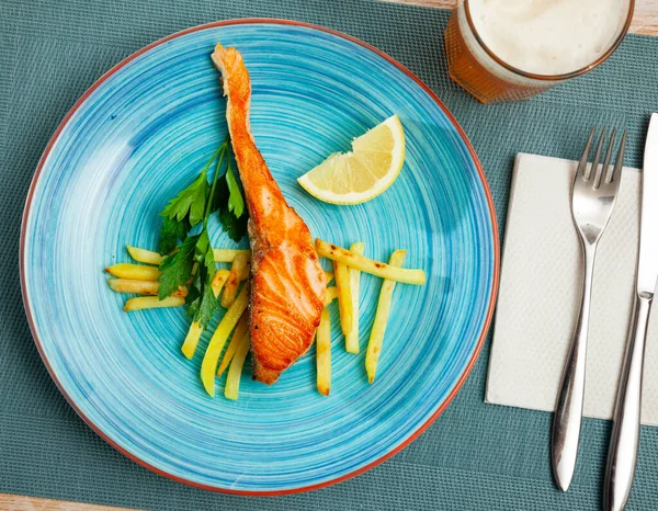 Stek z łososia z warzywami danie boczne frytki — Zdjęcie stockowe