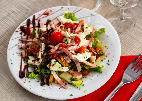 Ensalada de tortuga con tocino, tomates cherry y queso —  Fotos de Stock