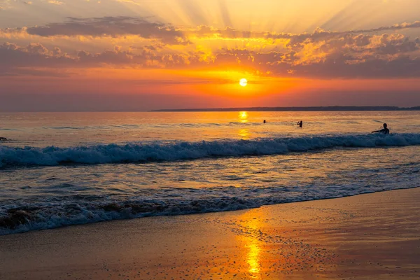 Ondas do oceano ensolaradas de verão e pôr do sol em tons coloridos — Fotografia de Stock