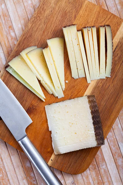 Sliced semi duro espanhol queijo de ovelha Manchego, ninguém — Fotografia de Stock