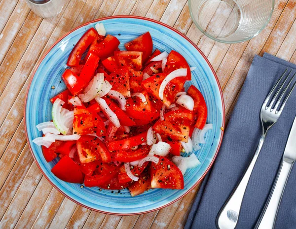 Vegetarisk tomatsallad med lök och olivolja — Stockfoto