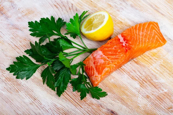 Filete de salmón crudo con limón y verduras antes de cocinar —  Fotos de Stock