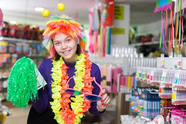 Girl in store of festival accessories — Stock Photo, Image